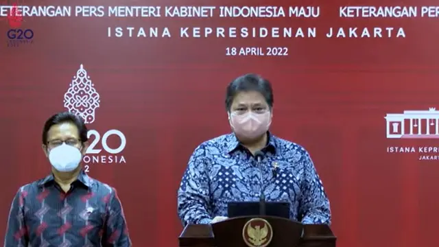 Menteri Koordinator Bidang Perekonomian Airlangga Hartarto  dalam Keterangan Pers terkait Hasil Rapat Terbatas (Ratas) PPKM, di Istana Kepresidenan, Jakarta, Senin (18/4/2022).