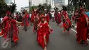 Sejumlah penari Cakalele adat Manado menghibur pengunjung Car Free Day di Bundaran HI, Jakarta, Minggu (27/11).  Tarian ini sebagai bentuk solidaritas saling menghargai satu sama lain. (Liputan6.com/Johan Tallo)