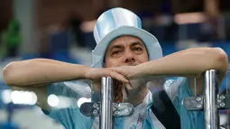 Raut wajah suporter Argentina setelah timnas mereka dikalahkan Kroasia pada penyisihan Grup D Piala Dunia 2018 di Nizhny Novgorod Stadium, Nizhny Novgorod, Rusia, Kamis (21/6). Argentina kalah dengan skor 0-3. (AP Photo/Ricardo Mazalan)