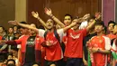 Suporter Arsenal meneriakkan yel-yel saat nonton bareng Liga Premier Inggris antara Chelsea melawan Arsenal di Hotel Amaroossa Grande, Bekasi. Sabtu (19/9/2015). (Bola.com/Arief Bagus)