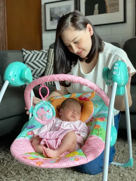 Numa, nama bayi perempuan yang kini mewarnai keluarga Mona dan Indra. Mereka merasakan bahwa Numa adalah sebuah berkah yang datang untuk keluarga tersebut. (Instagram/monaratuliu)