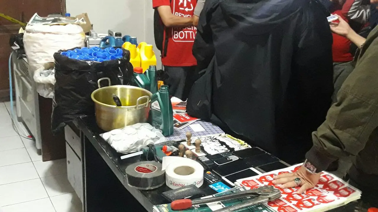 Penggerebekan pabrik oli palsu di Bekasi
