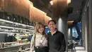 Ketika Baby Launa les, Sabrina Anggraini dan Belva Devara nikmati waktu berdua. Tiga tahun menikah, pasangan ini makin romantis. Dalam foto ini, Sabrina tampil anggun dan memesona dengan mengenakan kemeja dibalut knit abu-abu dan dipadukan dengan rok petite warna hitam. Sementara Belva Devara tampil simpel dengan sweater warna hitam dan celana warna cokelat. (Liputan6.com/IG/@sabrinaanggraini)