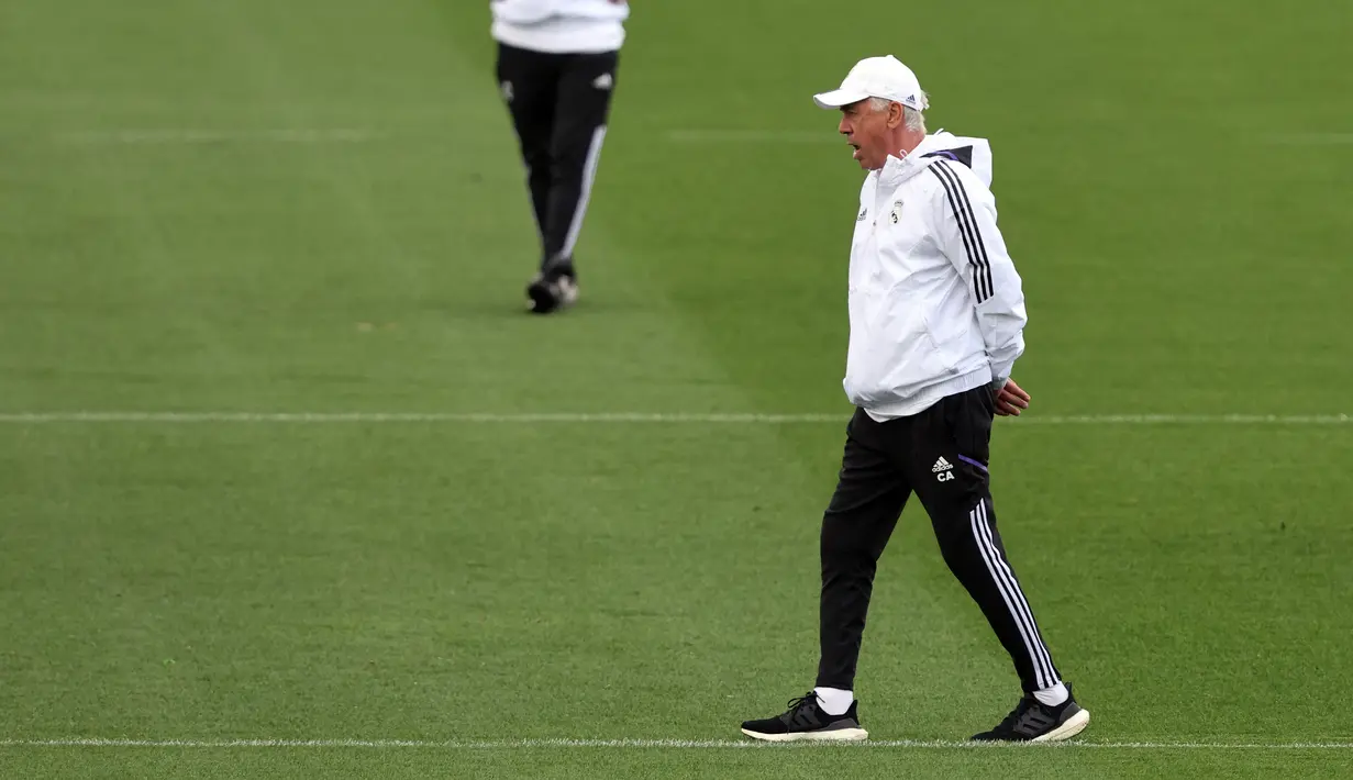 Pelatih Real Madrid, Carlo Ancelotti berjalan selama sesi latihan di kompleks latihan Ciudad Real Madrid di Valdebebas, pinggiran Madrid (13/9/2022). Real Madrid tentu ingin melanjutkan tren 100 persen kemenangan mereka musim ini di lintas ajang, termasuk saat menang di matchday 1 Grup F. (AFP/Thomas Coex)