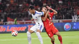 Witan Sulaeman (kanan) nampak dilanggar oleh oelh Hansamu Yama Pranata (kiri) saat pertandingan Persija Jakarta vs Arema FC BRI Super League pekan ke-20 yang berlangsung di Stadion Utama Gelora Bung Karno, Minggu (8/2/2026) malam WIB. (Bola.com/Abdul Aziz)