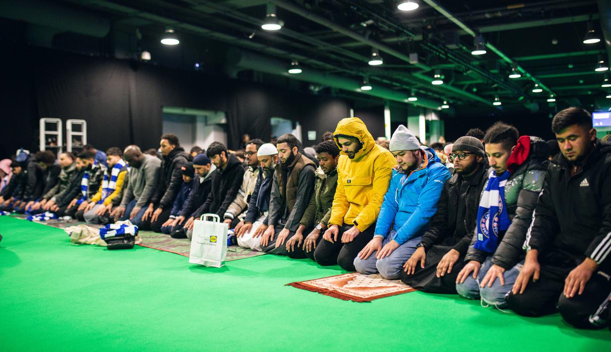 Usai melakukan buka puasa bersama, para peserta melakukan ibadah Salat Magrib berjamaah di area dalam Stadion Stamford Bridge. (twitter/@CFCFoundation)