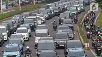 Sejumlah kendaraan berjalan merayap di ruas Jalan Jenderal Sudirman, Jakarta, Senin (9/5/2022). Pembatasan kendaraan roda empat dengan sistem Ganjil Genap (GaGe) di wilayah DKI Jakarta mulai Senin, 9 April 2022, seiring dengan berakhirnya cuti bersama libur Lebaran 2022 atau Idul Fitri 1443 H. (Liputan6.com/Herman Zakharia)