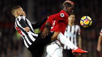 Paul Pogba (kanan) mencetak satu gol usai sembuh dari cedera saat melawan Newcastle United pada laga Premier League di Old Trafford, Manchester, (18/11/2017). MU menang 4-1 (Martin Rickett/PA via AP)