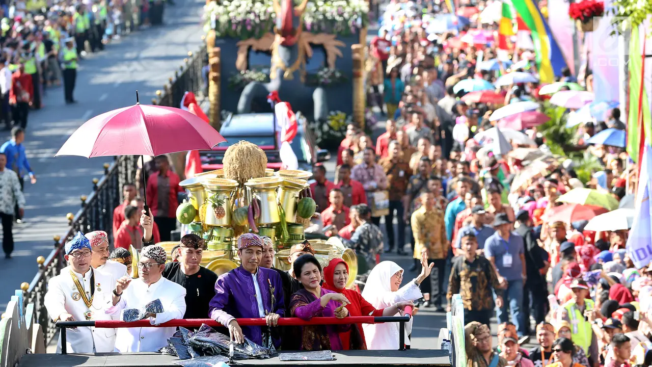 Jokowi Kenakan Baju Sunda Buka Karnaval Kemerdekaan di Bandung