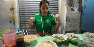 Meski dikenal artis tajir, Nagita Slavina tampak santai makan di warung pinggir jalan. Saat sedang berada di Bandung, istri Raffi Ahmad itu saat malam memanfaatkan untuk kuliner. Berikut potretnya perempuan dua orang anak itu kuliner malam hari di kota kelahiran sang suami. [Youtube/Rans Entertainment]