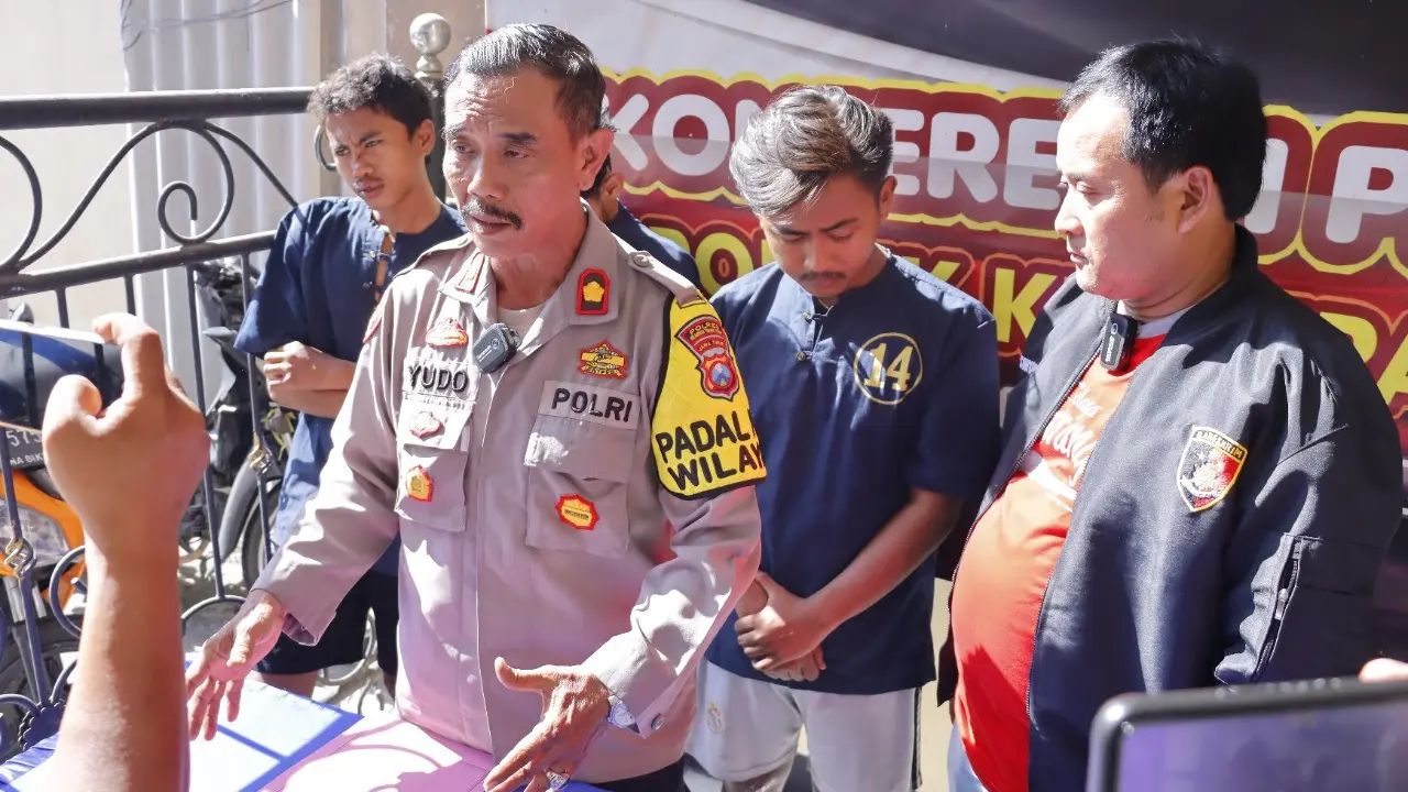 Tiga pelaku curanmor dibekuk Polsek Kenjeran Surabaya. (Dian Kurniawan/Liputan6.com)