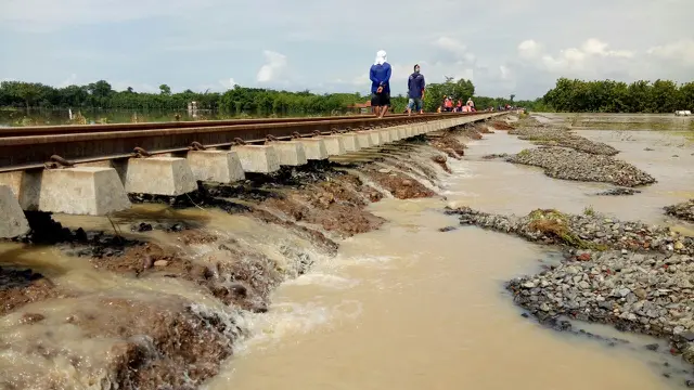 Cara Daop 3 Cirebon Atasi Penumpukan Penumpang KA Akibat Banjir