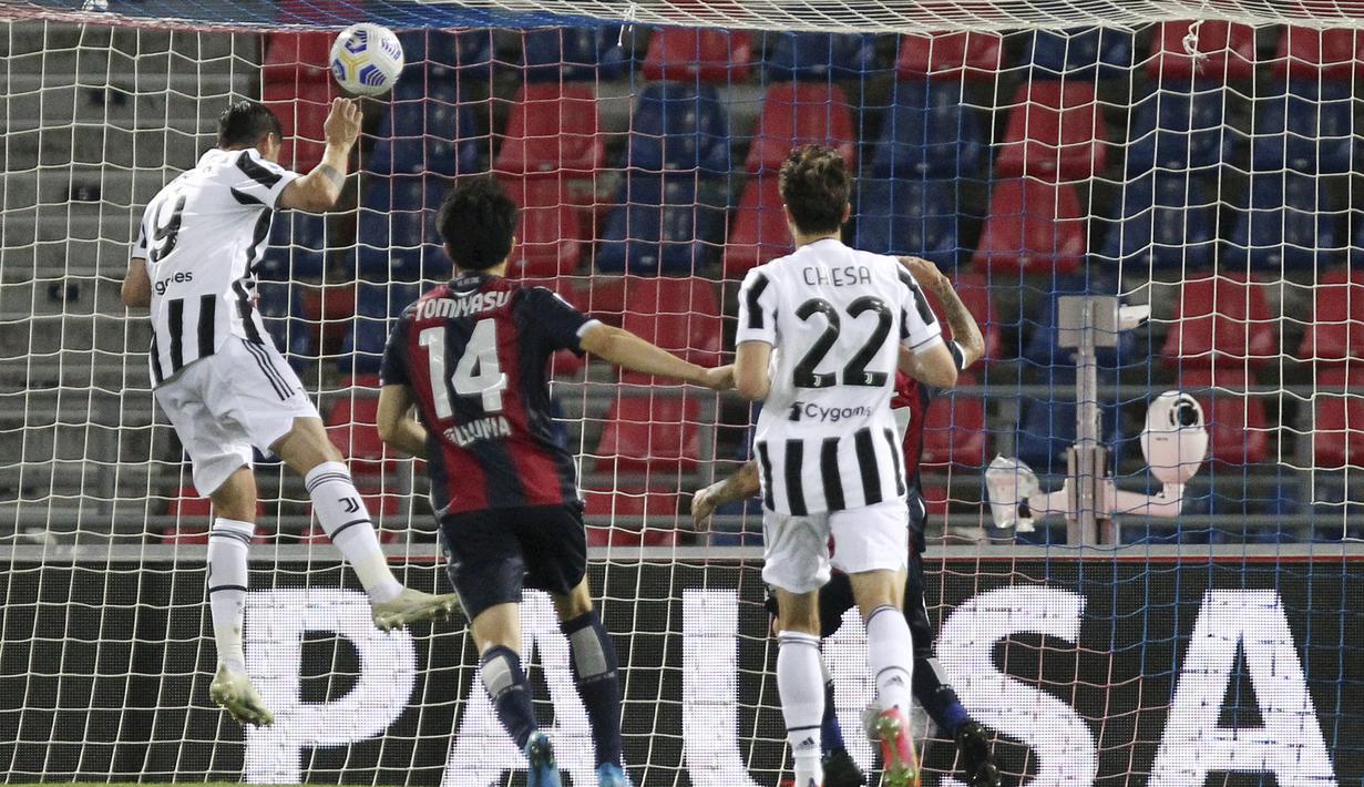 Striker Juventus, Alvaro Morata, mencetak gol ke gawang Bologna pada laga Liga Italia di Stadion Renato-Dall'Ara, Minggu (23/5/2021). Juventus menang dengan skor 4-1. (Michele Nucci/LaPresse via AP)
