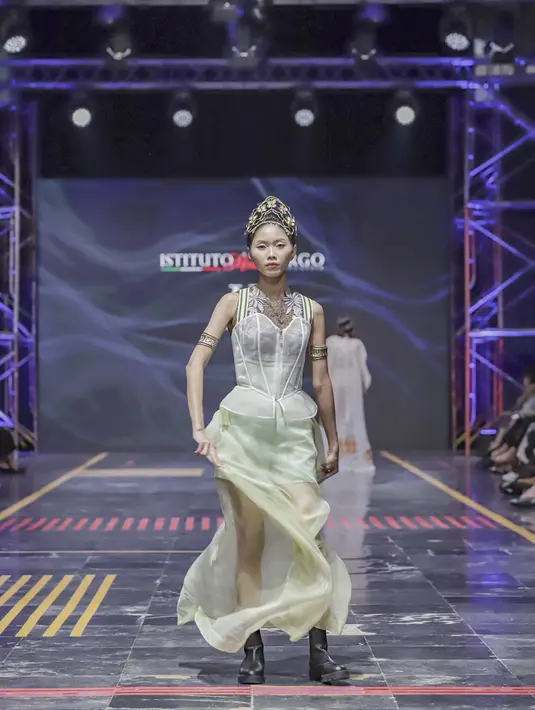 Sheer menjadi tren fashion yang akan mendominasi 2023, tampil eklektik dengan bustier batik.