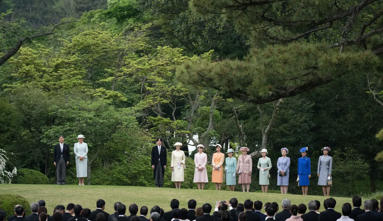 Kaisar Jepang Naruhito (kiri) dan Permaisuri Masako (kedua dari kiri) bersama dengan anggota keluarga kerajaan saat menghadiri pesta taman musim semi di taman kekaisaran Istana Akasaka di Tokyo pada tanggal 23 April 2024. (Yuichi YAMAZAKI/POOL/AFP)