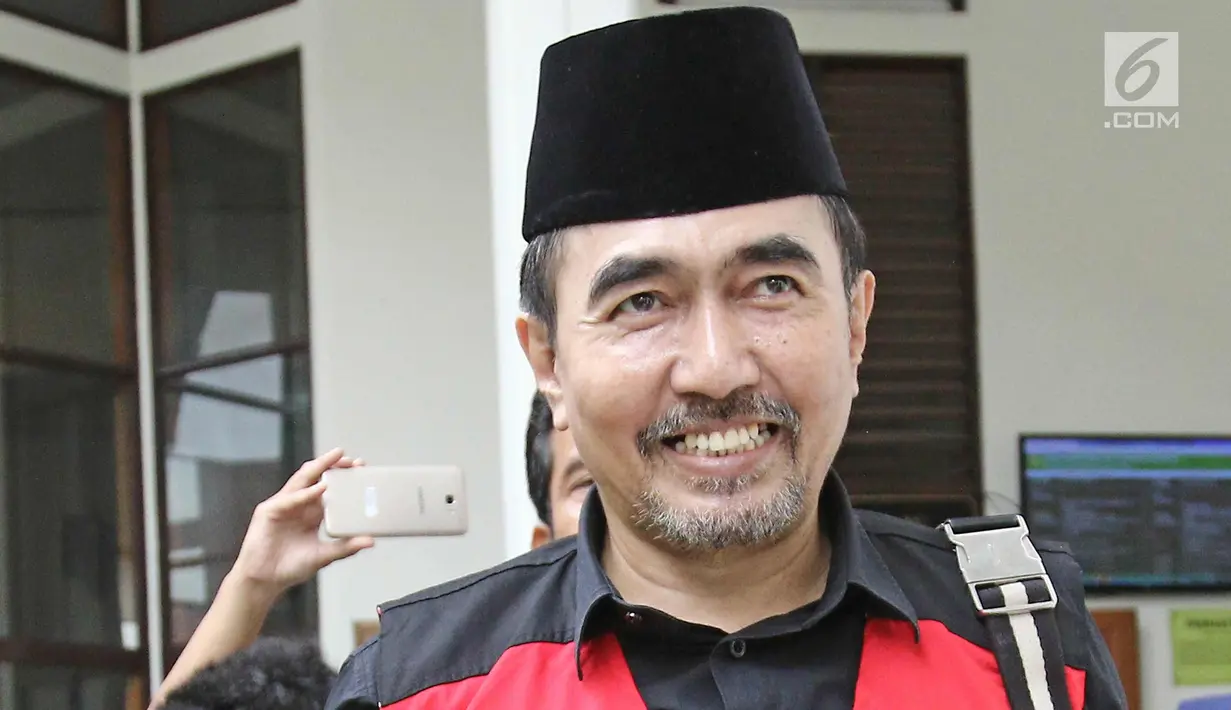 Gatot Brajamusti atau Aa Gatot tersenyum usai menjalani sidang lanjutan di Pengadilan Negeri Jakarta Selatan, Selasa (5/12). Sidang memanggil saksi aktris Nadine Chandrawinata. (Liputan6.com/Herman Zakharia)