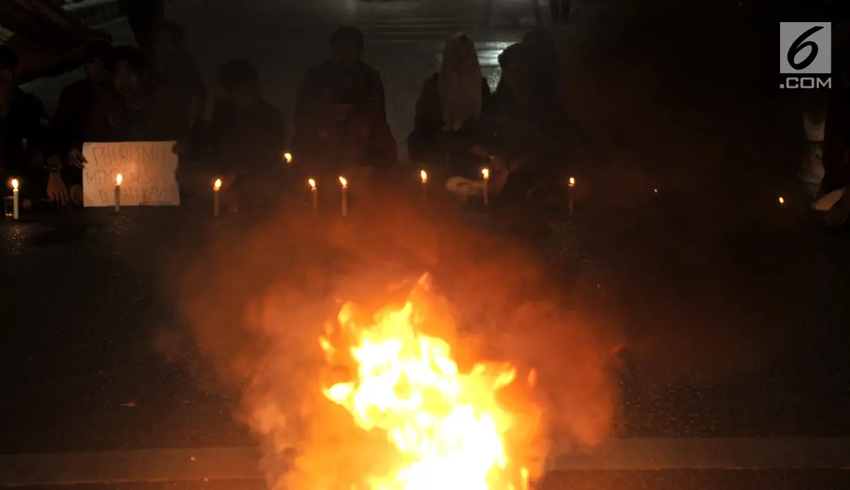 Mahasiswa Ikatan Mahasiswa Muhammadiyah (IMM) melakukan aksi solidaritas di depan Gedung Muhammadiyah, Jakarta, Kamis (26/9/2019). Aksi itu mendoakan almarhumah Randi, salah satu mahasiswa Universitas Haluoleo yang tewas saat dmeonstrasi di depan kantro DPRD Sulut. (merdeka.com/Iqbal S Nugroho)