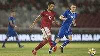Gelandang Timnas Indonesia, Bayu Pradana, berusaha melewati striker Islandia, Andre Bjarnasson, pada laga persahabatan di SUGBK, Jakarta, Minggu (14/1/2018). Timnas Indonesia kalah 1-4 dari Islandia. (Bola.com/Vitalis Yogi Trisna)