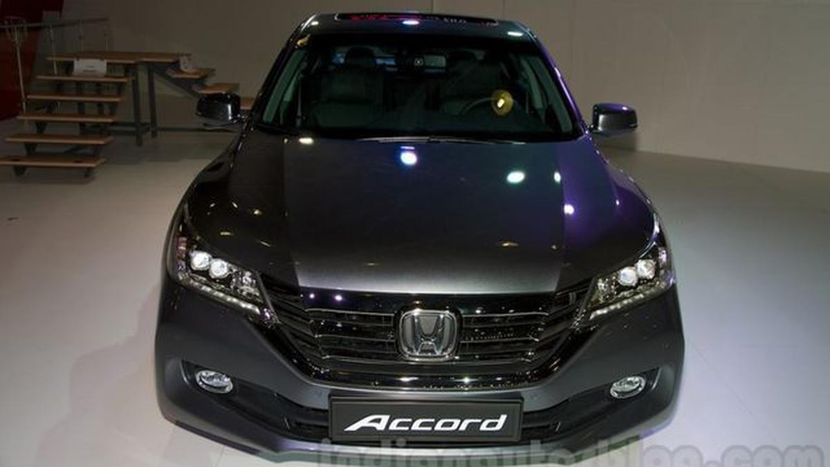 Sosok Mewah Honda Accord 2015 - Galeri Otosia.com