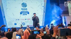 Musisi Virgoun hibur peserta Emtek Goes to Campus 2018 di Universitas Kristen Petra Surabaya, Jawa Timur, Rabu (14/11). Dalam penampilannya Virgoun membawakan tiga lagu yaitu bukti, surat cinta untuk starla, pedih. (Liputan6.com/Faizal Fanani)