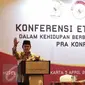 Ketua DKPP, Jimly Asshiddiqie memberikan sambutan sebelum pembukaan acara Pra Konferensi Nasional Etika Berbangsa dan Bernegara di Jakarta, Rabu (5/3). Dalam pra konferensi 1 tersebut membahas Etika Nasional di Indonesia. (Liputan6.com/Faizal Fanani)