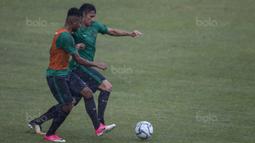 Pemain Timnas Indonesia, Gavin Kwan, berebut bola dengan Saddil Ramdani, saat latihan di Stadion UKM, Selangor, Sabtu (19/8/2017). Latihan ini merupakan persiapan jelang laga SEA Games melawan Timor Leste. (Bola.com/Vitalis Yogi Trisna)