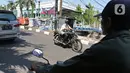 Pengemudi ojek becak motor di salah satu perumhan di kawasan Meruya, Jakarta, Selasa (19/11/2019). Pesatnya perkembangan teknologi transportasi seperti ojek berbasis aplikasi, mengakibatkan keberadaan becak motor di Ibukota hampir punah. (Liputan6.com/Herman Zakharia)