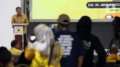 Ketua Umum Partai Golkar Airlangga Hartarto menyampaikan pidato pada acara Kuliah Umum Partai Golkar di Golkar Institute, Jakarta, Senin (13/3/2023). Kuliah umum yang dihadiri para politisi muda partai Golkar tersebut bertemakan kepemimpinan transformatif yang berbasis karya. (Liputan6.com/Johan Tallo)