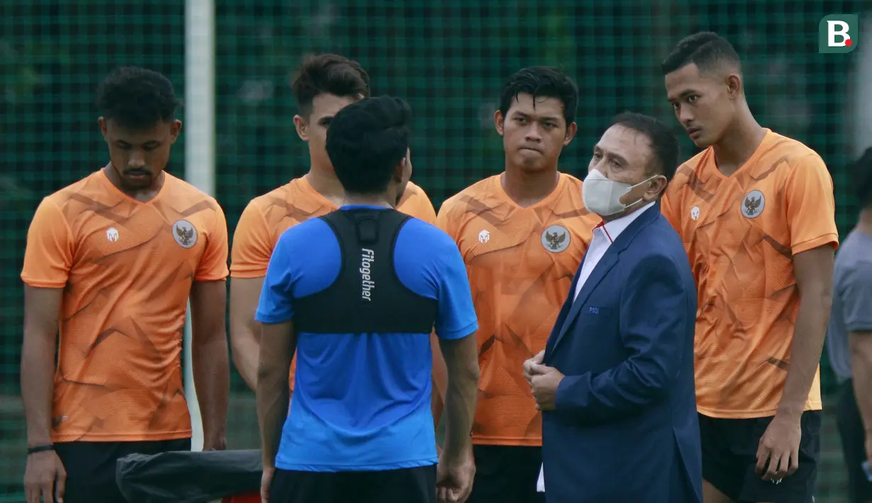 Ketua PSSI, Mochamad Iriawan, berbincang dengan para pemain saat mengunjungi latihan Timnas Indonesia proyeksi SEA Games 2021 di Lapangan Panahan, Jakarta, Rabu (10/2/2021). (Bola.com/Muhammad Iqbal Ichsan).