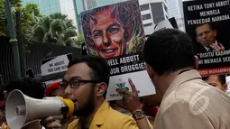 Seorang Demonstran berorasi saat menggelar aksi demo di depan Kedubes Australia, Jakarta, Rabu (25/2/2015). Massa memprotes pernyataan Tony Abbott terkait dua terpidana mati Andrew Chan dan Myuran Sukumaran. (Liputan6.com/JohanTallo)