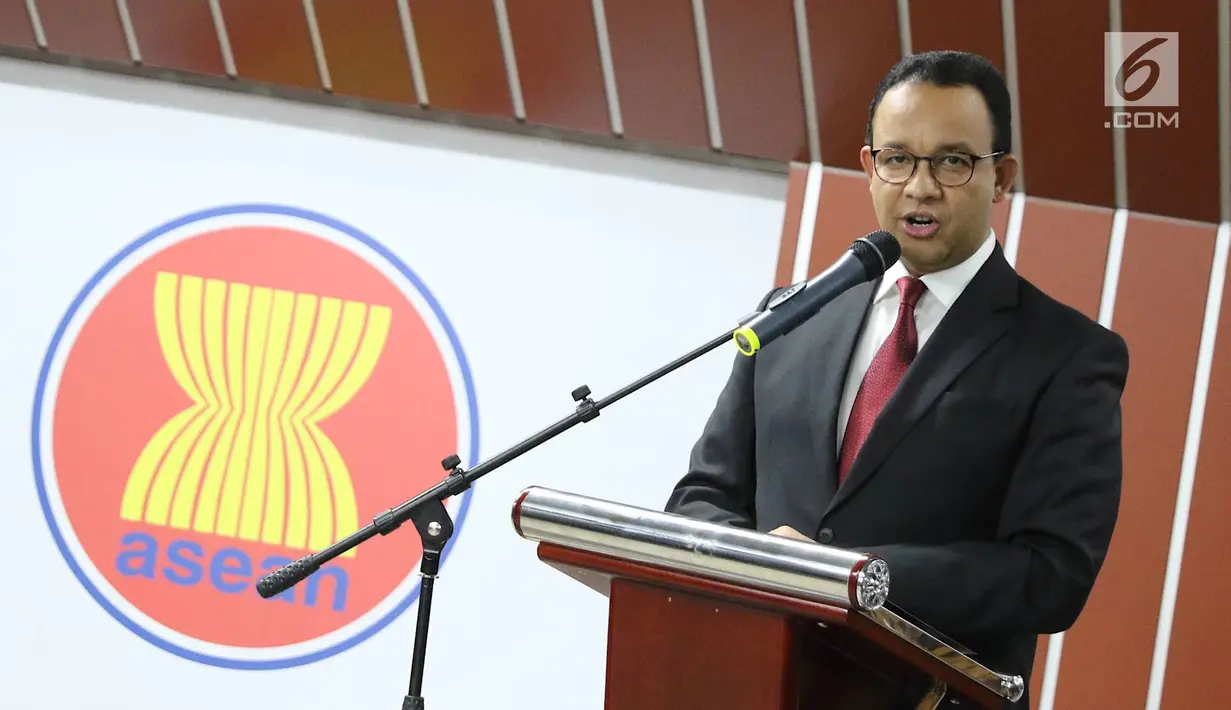 Gubernur DKI Jakarta Anies Baswedan memberikan sambutan saat peresmian Stasiun MRT Sisingamangaraja menjadi Stasiun ASEAN, Rabu (10/4). Peresmian diharapkan dapat mempermudah akses masyarakat dan wisatawan Negara ASEAN saat diadakan pertemuan di Sekretariat ASEAN (Liputan6.com/Immanuel Antonius)