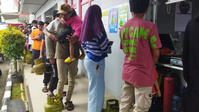 Warga di Bogor Mengantre Panjang untuk Mendapatkan Gas Elpiji 3 Kg