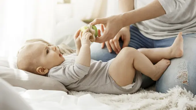 Cara pengucapan yang jelas dalam parentese membuat bayi lebih mudah meniru bunyi-bunyi sederhana.