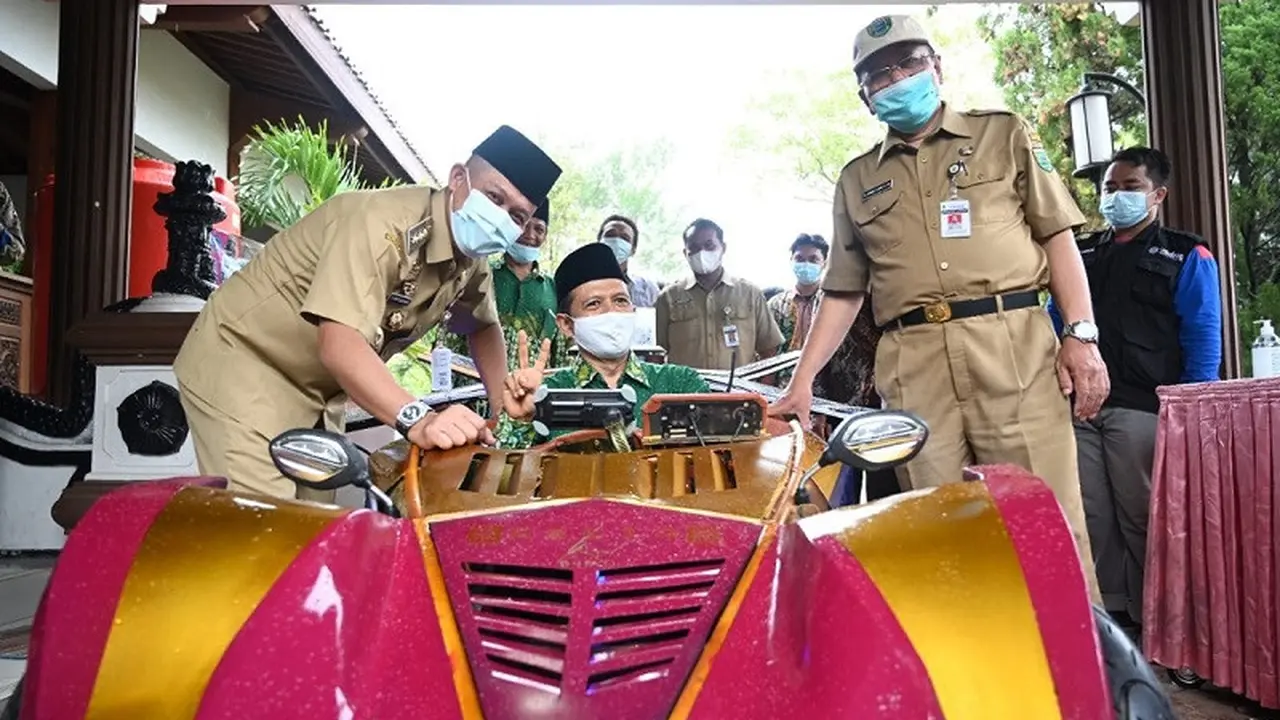Siswa SMA Muhammadiyah Gombong, Kebumen sukses merakit mobil listrik bertenaga surya yang ramah lingkungan yang dinamai Spectre. (Foto: Liputan6.com/Rudal Afgani Dirgantara)