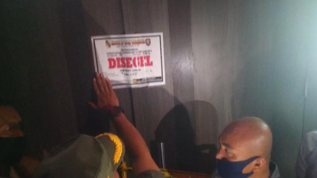 Penutupan dan penyegelan S Club oleh Pemerintah Kota Pekanbaru karena terindikasi menjual narkoba.