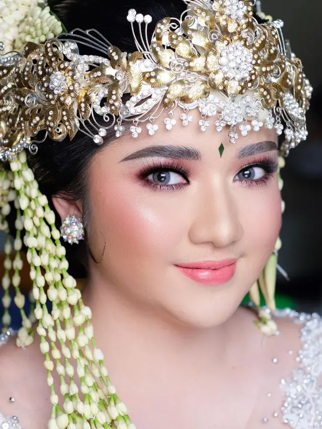 6 Momen Pernikahan Tirani Dwitasari 'Cewek Cantik' Viral di Google