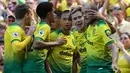 Para pemain Norwich merayakan gol yang dicetak Todd Cantwell ke gawang Chelsea pada laga Premier League di Stadion Carrow Road, Norwich Sabtu (24/8). Norwich kalah 2-3 dari Chelsea. (AFP/Daniel Leal-Olivas)