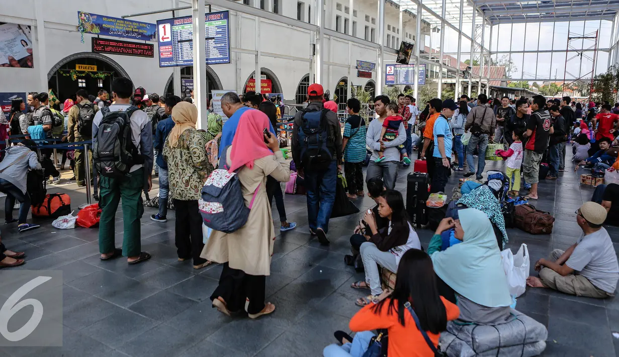Para pemudik terlihat menunggu di Stasiun Senen, Jakarta, Kamis (16/7/2015). Memasuki H-1 Lebaran, Stasiun Pasar Senen memberangkatkan sebanyak 8.443 pemudik. (Liputan6.com/Faizal Fanani)