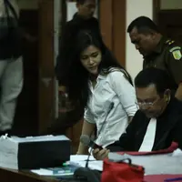 Stres dengan kasus kopi sianida yang tak kunjung usai, berat badan Jessica turun 10 kg. (via: Bintang.com/Galih W. Satria)