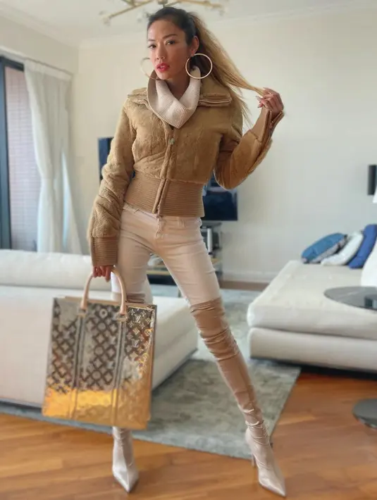 Penyanyi Shanty kini tinggal di Hongkong bersama sang suami. Ia pun kerap membagikan kegiatannya, ia pun tampil bak sosialita dengan jaket cokelat, dipadukan knee boots warna sepadan. Serta celana putihnya. Dilengkapi hand bag dari Louis Vuitoon. @shantyparades