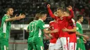 Pergerakan striker Timnas Austria, Marc Janko, terus mendapat kawalan ketat dari bek Irlandia saat menanti umpan sepak pojok. (Bola.com/Reza Khomaini)