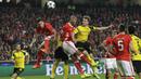 Pemain Benfica, Luisao dan Victor Lindelof menghadang sundulan pemain Dortmund, Lukasz Piszczek pada babak 16 besar Liga Champions di Luz stadium, Lisbon, (14/2/2017). Benfica menang 1-0.  (AP/Armando Franca)