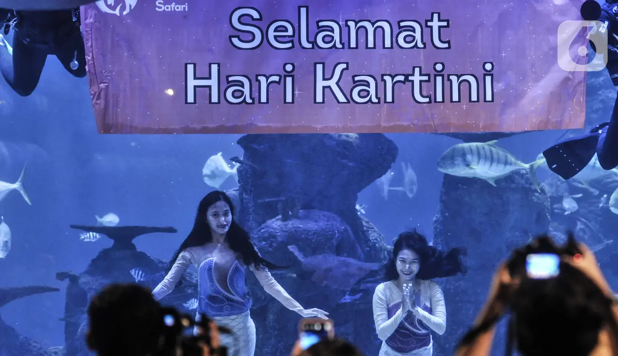 Putri duyung bersama penyelam memperingati Hari Kartini saat pertunjukkan bawah air di Jakarta Aquarium dan Safari (JAQS), Neo Soho Mall, Jakarta, Rabu  (21/4/2021). JAQS menghadirkan pertunjukkan putri duyung dalam rangka memperingati Hari Kartini. (merdeka.com/Iqbal S Nugroho)