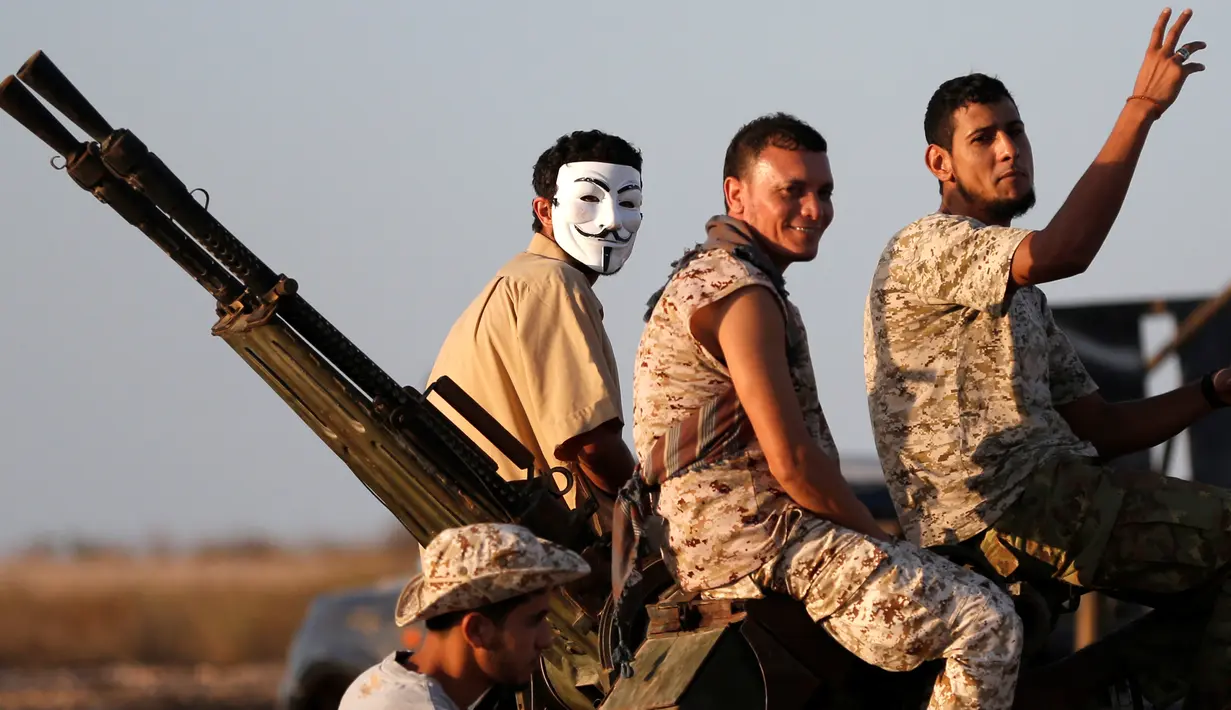 Sejumlah pasukan Libya yang berkoalisi dengan PBB saat bertempur dengan ISIS di Sirte, Libya, (4/8). Pasukan Libya yang bersekutu dengan PBB kembali bertempur dengan melancarkan serangan roket ntuk merebut kembali kota Sirte. (REUTERS/Goran Tomasevic) 