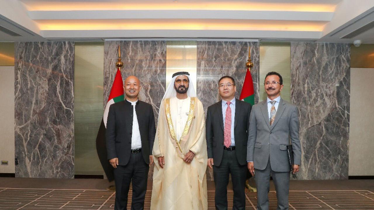 Penguasa Uni Emirat Arab, Sheikh Mohammed, bersama pejabat China.