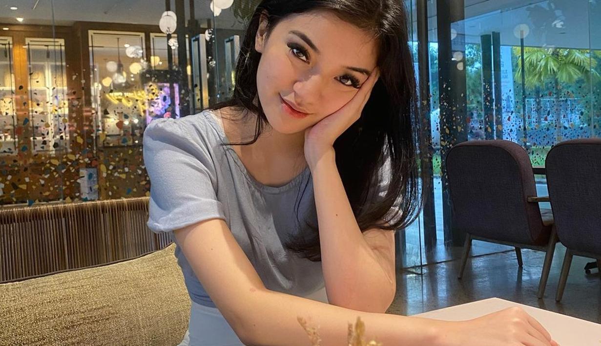 Kristia Syanita berhasil membuat hati Sadewa Kussler berbunga-bunga. Kecantikan Kristia memang berhasil bikin warganet terpesona. Tak heran kini Kristia Syanita cukup populer di Instagram. (Liputan6.com/IG/kristiasyanita)