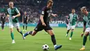 Pemain Bayern Munchen, Harry Kane (tengah), menendang bola ke gawang Werder Bremen yang membuahkan gol dalam pertandingan perdana Liga Jerman 2023/2024 yang berlangsung di Wohninvest Weserstadion, Jerman, Sabtu (19/8/2023) dini hari WIB. (AFP/Ina Fassbender)