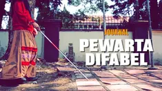 Popon Siti Latifah bukan seorang pewarta biasa. Ia juga seorang penyandang disabilitas netra. Bersama rekan-rekan sesama penyandang disabilitas, ia ikut mendirikan sebuah media yang diawaki kaum disabilitas.