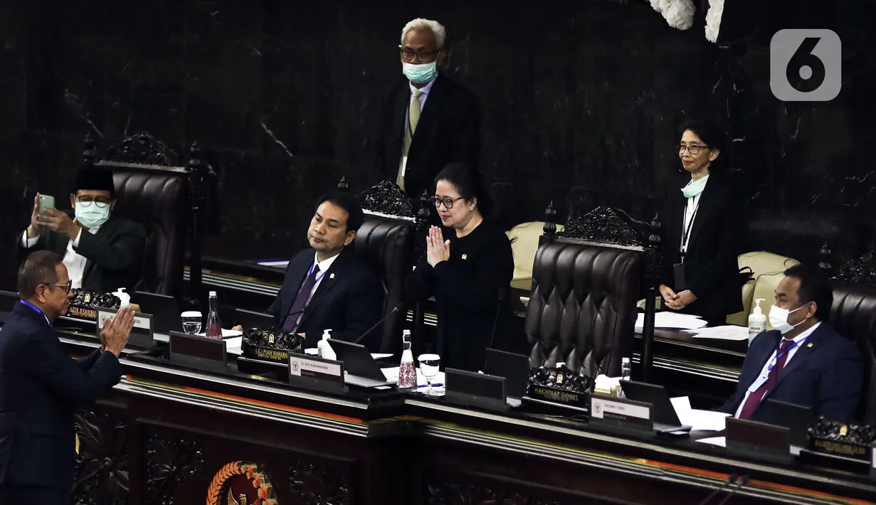 Ketua DPR Puan Maharani (kedua kanan) saat memimpin Rapat Paripurna Pembukaan Masa Sidang III Tahun 2019-2020 di Kompleks Parleman, Jakarta, Senin (30/3/2020). Rapat Paripurna dihadiri 45 anggota secara langsung dan 297 secara virtual. (Liputan6.com/Johan Tallo)