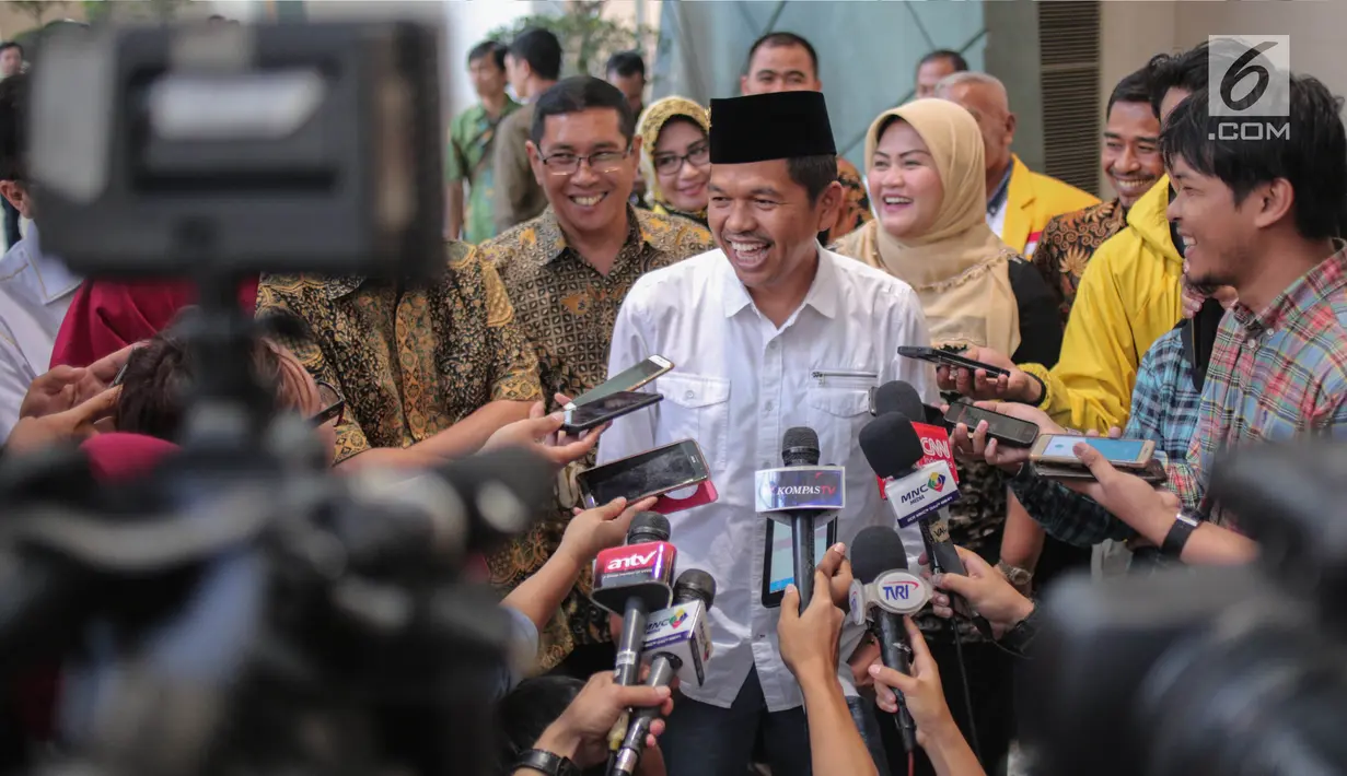Ketua DPD Partai Golkar Jawa Barat Dedi Mulyadi usai menemui Aburizal Bakrie di Bakrie Tower Kuningan, Jakarta, Jumat (29/9). Pertemuan juga membahas tentang Dedi yang dimintai mahar Rp 10 miliar untuk maju Pilkada Jawa Barat. (Liputan6.com/Faizal Fanani)